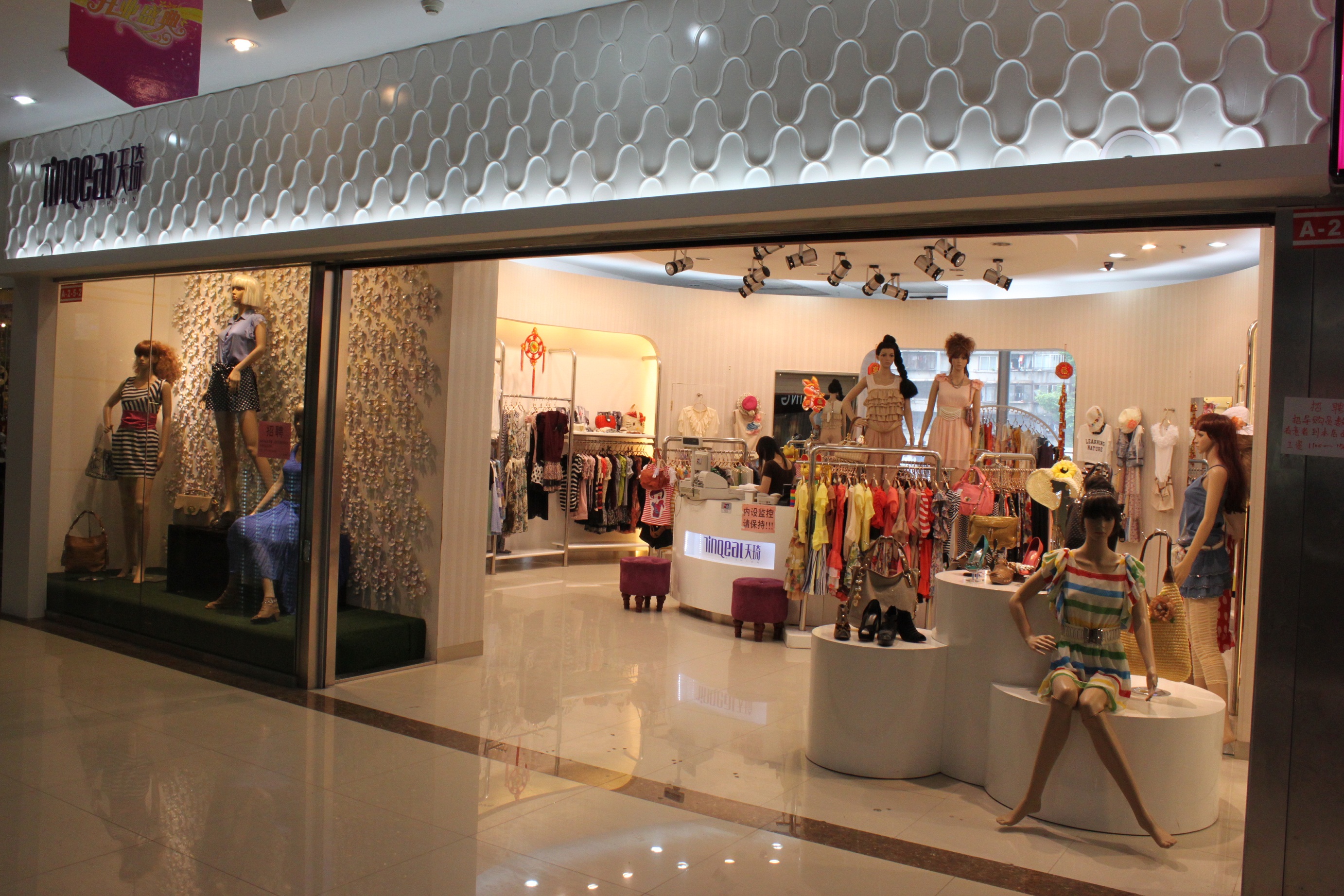 品牌时尚女装实体店橱窗设计